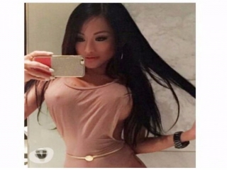 Jeune asiatique sensuelle pour massage et striptease