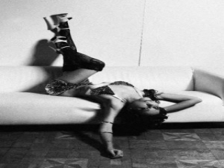 Jeune femme de Paris pour moment intense